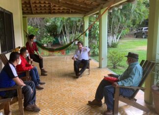 Manuel Zelaya participa en importante reunión con líderes del valle de lepaguare.