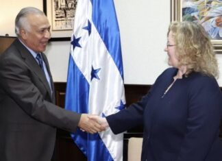 Encargada de negocios de la Embajada Americana abordo el tema de las reformas electorales, Derechos Humano y migración con Mauricio Oliva.