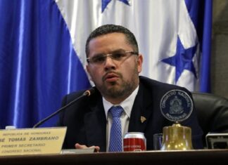 David Chavez propone eliminar los cobros en dólares.