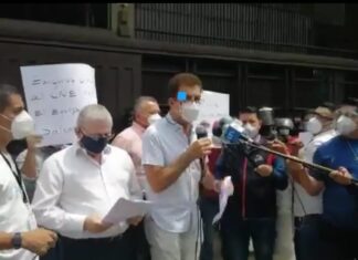 Salvador Nasralla protesta frente al CNE exigiendo la inscripción de su partido.