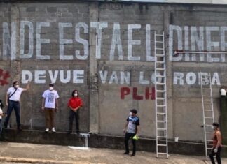 Luis Zelaya pinta los muros del CCEPL.