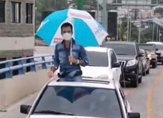 Salvador Nasralla exige en caravana la inscripción de su Partido.