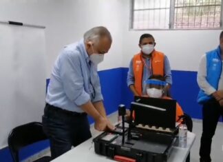 Mauricio Oliva realiza proceso de enrolamiento para solicitar nueva identidad.