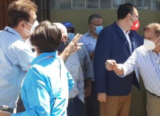 Segmento de la oposición protesta frente al CNE exigiendo trasparencia en el próximo proceso electoral.