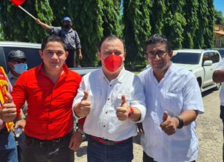 Quintin Soriano «hace la fuerza» para levantar a Dario Banegas en sur.