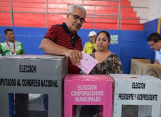 A sesión de emergencia Comisión del Congreso que trabaja la nueva ley electoral.