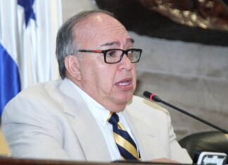 Denis Castro denuncia atraco en los precios de los pasajes aéreos.