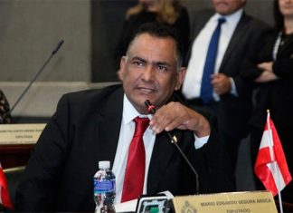 Mario Segura presenta reforma para que políticos que no pueden abrir cuentas bancarias manejen dineros a través de «agentes financieros»