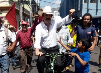 No en las calles,sino desde un estudio de grabación, Mel saluda a los trabajadores en su Dia.