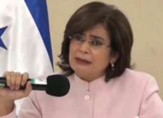 Cuestionan a la consejera Rixi Moncada de tener doble moral,al exigir nombre en las credenciales.