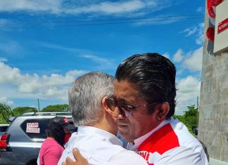 Carlos Flores «Alinea» a Quintin Soriano para que se sume a Yani Rosenthal.