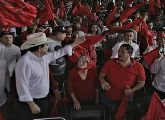 Mel Zelaya exige a JOH dar los nombres de los políticos que buscan desaparecer las FFAA