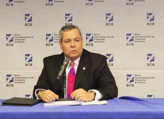 Escándalo, BCIE gasto $30,000 en ambulancia área y traslado de familiares para el Presidente de este organismo el hondureño Dante Mossi