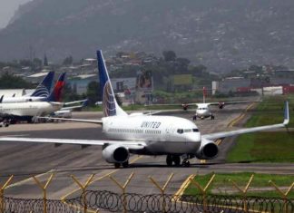 Preparan recurso de amparo con suspensión del acto reclamado para evitar el cierre de Toncontin a vuelos internacionales.