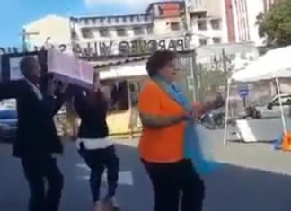 Doris Gutierrez emula el baile del ataúd danzante africano para significar que van a enterrar al PN en las próximas elecciones