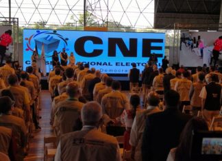 En medio de improvisaciones y discursos líricos de los consejeros del CNE, si inician las votaciones en Honduras