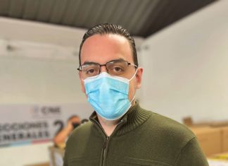 Kelvin Aguirre supervisa los lectores de huellas para garantizar el éxito en su implementación.