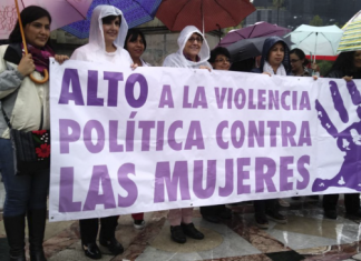 Féminas protestan frente al CNE exigiendo que se elimine propaganda política de violencia contra las mujeres