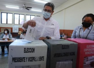 Al ejercer su voto el presidente Hernadez pide esperar los resultados oficiales del CNE