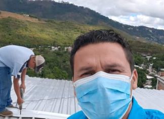 Carlenton Davila vice alcalde electo del MDC realiza labores de construcion de techos en barrios y colonias de la Capital.