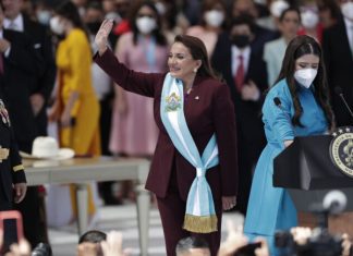 Xiomara Castro al jurar como la primera mujer presidenta anuncia una lucha frontal contra la corrupción en Honduras.