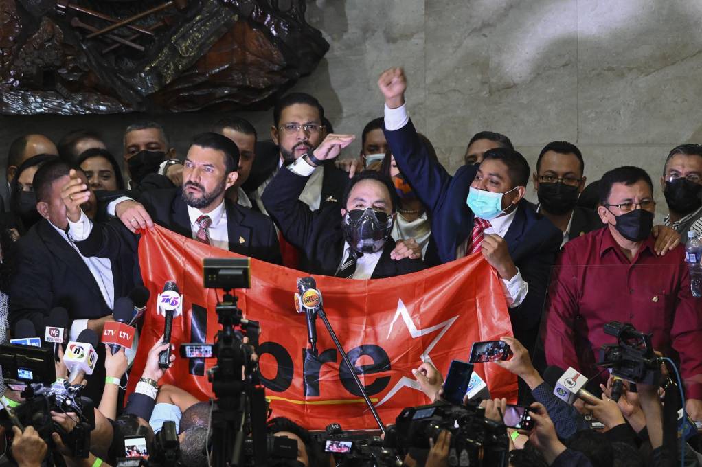 La clase política hondureña vive su peor momento, actores externos los controlan absolutamente.