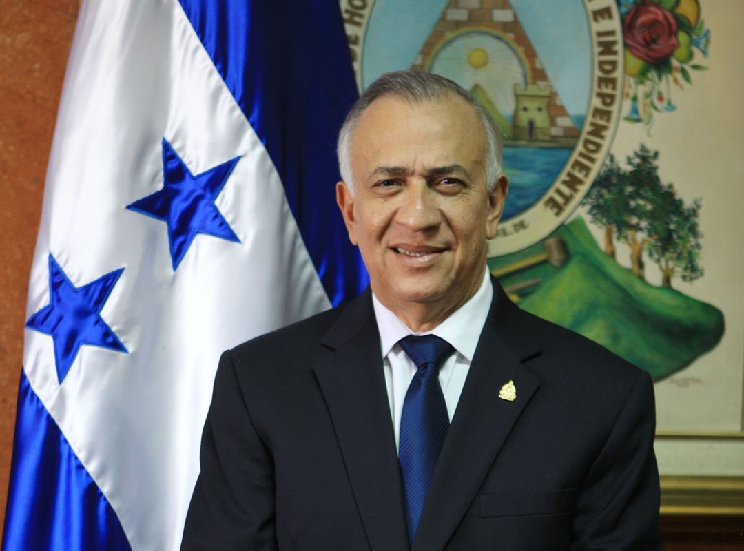 Mauricio Oliva pasa a la historia como el único diputado que logro presidir en dos ocasiones el Congreso Nacional.