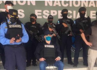 Policía hondureña detiene al ex Presidente Hernández a solicitud de EEUU.