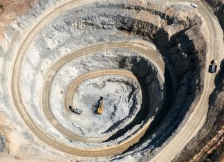 Mineros colocan a uno de sus abogados como miembro de la Comisión especial de este rubro en el Congreso Nacional.