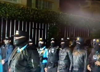 Un fuerte cerco policial en la casa del ex presidente Juan Orlando Hernandez para darle captura tras solicitud de extradición de los EEUU