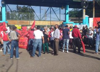 Grupos de choque que pertenecen a Libre, se toman instalaciones del tórax exigiendo la renuncia de la directora.