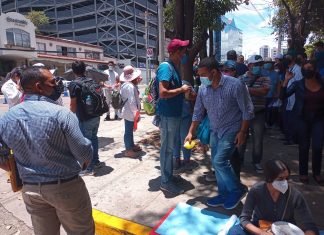 La de nunca acabar: Médicos y enfermeras siguen penando