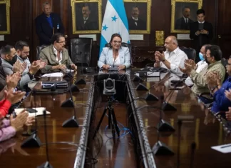 Ante improvisado arreglo, gobierno llama de nuevo a transportistas para buscar una solución al trancazo en la tarifa.