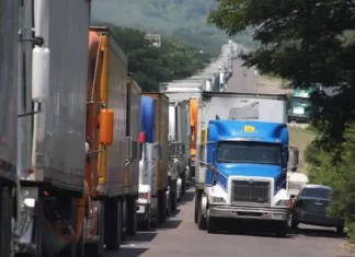 Transportistas de carga amenazan con paro por aumento en precio de los combustibles