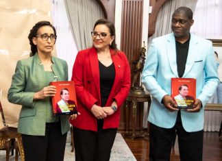 Mandataria recibe libro «Yo, Xiomara Castro»