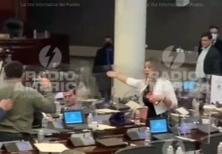 Diputada Maria Antonieta echa fuera a manotada limpia al diputado Bartolo Fuentes de la bancada azul