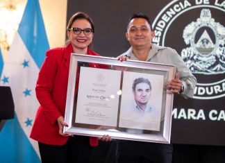 Xiomara Castro galardonó a periodistas