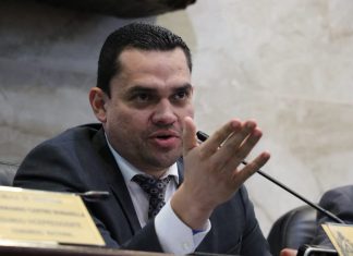 Tomy Zambrano: «LIBRE atenta contra estabilidad laboral de docentes»