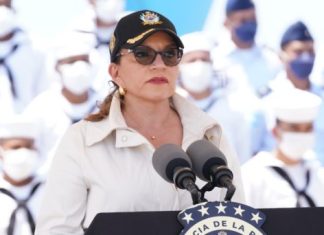 Pírrico, Presidenta Xiomara Castro ordena congelar por cuatro semanas el precio de la gasolina regular y el diesel.