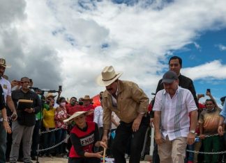 Como otro mártir más Kike Flores enciende la llama de la esperanza.