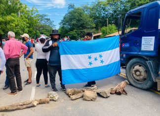 Habitantes de Goascoran y Alianza se toman carretera Panamericana ante paralización del proyecto de pavimentación en Valle.