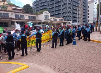 Casa Presidencial recibe con vallas policiales a campesinos del Aguán