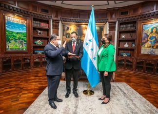 Xiomara Castro juramenta a Ernesto Pumpo como nuevo embajador de Honduras en Italia