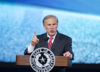 El Gobernador de Texas autoriza a las fuerzas estatales a detener a inmigrantes y enviarlos a la frontera