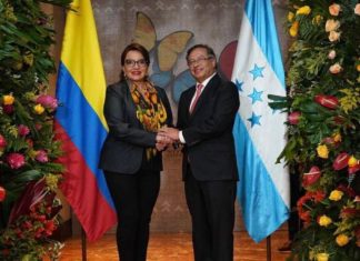 Xiomara Castro posa en su primera salida Internacional con el nuevo Presidente de Colombia, Gustavo Petro.
