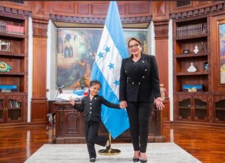 Xiomara Castro recibe a integrantes del Congreso Infantil y anuncia becas para los 128 diputados