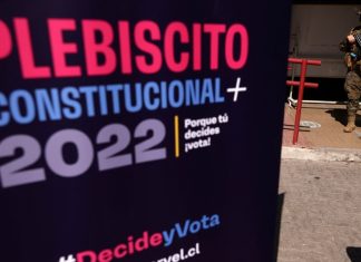 Chilenos rechazan por amplio margen la propuesta para una nueva Constitución
