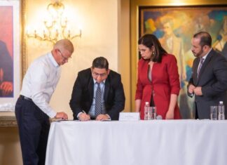 Por fin: Gobierno y generadores firman 16 contratos de energía