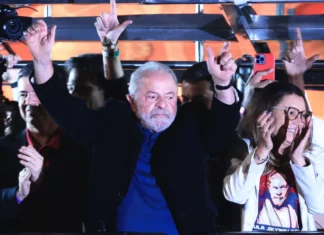 Lula gana las elecciones por estrecho margen.