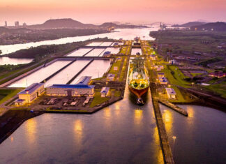 El Canal de Panamá bate récord en tránsito de buques.